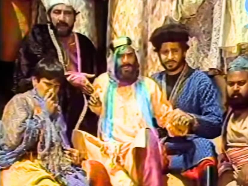  1990 मध्ये दूरदर्शनवर हा शो सुरू झाला होता. अमल अल्लाना यांनी या शोचं दिग्दर्शन केलं होतं. तर एस.एम. मेहदी यांनी पटकथा लिहिली होती. लुई बँक्स यांनी म्यूझिक केलं होतं. एकंदरीत सामाजिक कॉमेडी असणारा हा शो होता. प्रेक्षकांना सहजरित्या कळेल अशी भाषा या शोमध्ये होती. 'मुल्ला नसरुद्दीन' असं या शोचं नाव आहे.