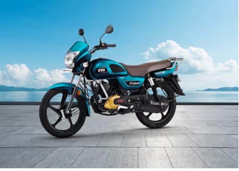 TVS Radeon Price in India : या TVS मोटर्स बाईकमध्ये 109.7 सीसी, 4-स्ट्रोक इंजिन आहे जे 8.08 bhp पॉवर आणि 8.7 Nm टॉर्क जनरेट करते. या बाईकची किंमत 55 हजार 100 रुपये (एक्स-शोरूम) ते 77 हजार 900 रुपये (एक्स-शोरूम) पर्यंत आहे. BikeDekho नुसार, ही बाईक प्रति लिटर 73.68 किलोमीटर पर्यंत मायलेज देते.