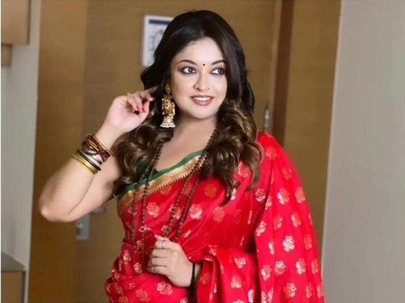  तनुश्री दत्ता म्हणाली,"त्या साधुंनी मला सांगितलं की मला एक मुलगा होईल. त्यावेळी मी त्यांना म्हटलं की अजून माझं लग्नच झालेलं नाही. आधी मला लग्नासाठी आशीर्वाद द्या. कारण लग्नाशिवाय काही झालं तर मोठी अडचण होईल. म्हणूनच मी रिलेशनशिपपासूनही दूर आहे. मला वाटतं की मी अशाच व्यक्तीसोबत नात्यात राहावं जी लग्नासाठी तयार असेल. मला कोणतंही नातं गुंतागुंतीचं करायचं नाही".