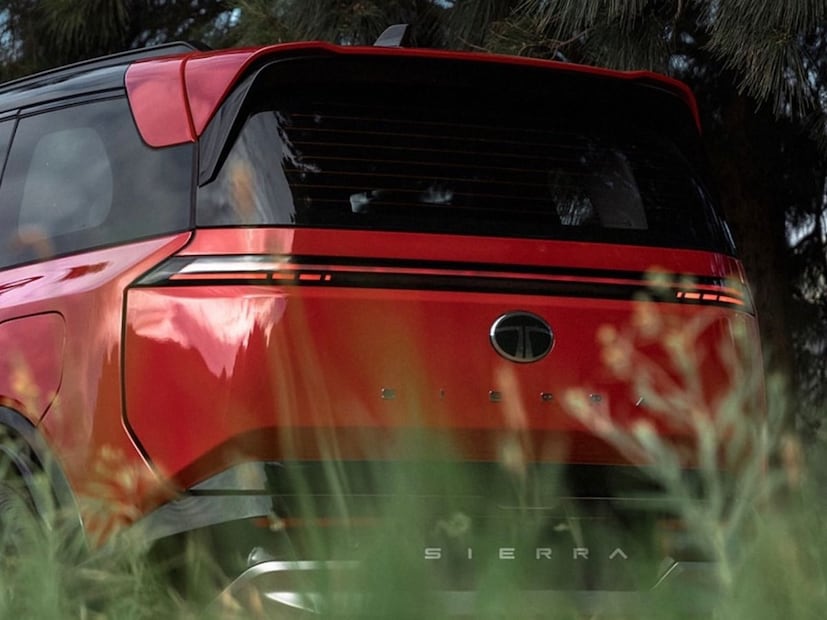 टाटा मोटर्स म्हणजे दणकट आणि सेफ्टीमध्ये ५ स्टार हे समीकरण आता बनलं आहे. मागील अनेक वर्षांपासून टाटाने सेफ्टी कारचा किताब पटकावला आहे. पण आता टाटा मोटर्स एक मोठा धमाका करण्याच्या तयारीत आहे. ९० च्या दशकामध्ये रस्त्यावर राज्य करणारी लेंजड एसयूव्ही आता पुन्हा एकदा नव्या रुपात घेऊन येत आहे. या गाडीचं नाव आहे tata Sierra. टाटा आता ही गाडी याच महिन्यात २५ नोव्हेंबरला लाँच करणार आहे. 