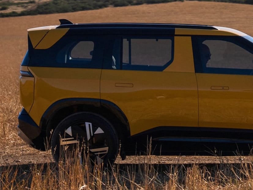  tata Sierra ला लूक हा सगळ्यात वेगळा आहे. या गाडीची थेट टक्कर ही टोयोटा फॉर्च्युनरशी असणार आहे. त्याचबरोबर हुंदाई, महिंद्रा थारलाही गाडी थेट भिडणार आहे.