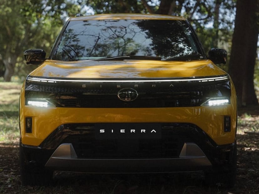 Tata Sierra ही पहिल्यांदा जानेवारीमध्ये दिल्लीत झालेल्या ऑटो एक्स्पो २०२५ मध्ये पाहण्यास मिळाली होती. त्यानंतर टाटा सियारा कधी लाँच होणार याची सगळे जण वाट पाहत होते. पण आता प्रतिक्षा संपली आहे. २५ नोव्हेंबरला ही कार लाँच होणार हे फायनल आहे.