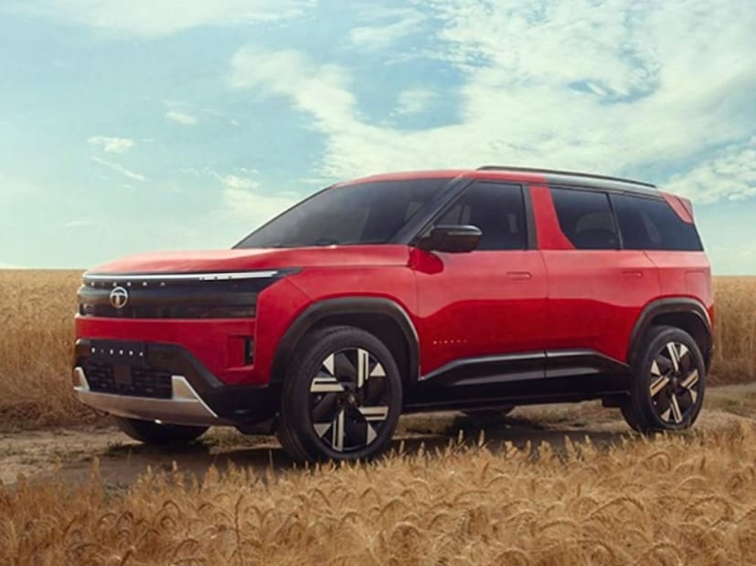 नव्या  Tata Sierra मध्ये दमदार असे फिचर्स लाँच केले आहे. यामध्ये प्रीमियम साउंड सिस्टम, पॅनोरामिक सनरूफ, वायरलेस फोन चार्जर, Android ऑटो, Apple कार प्ले आणि व्हेंटिलेटेड फ्रंट सीट्स दिले आहे.