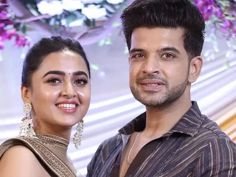 'बिग बॉस'च्या प्रत्येक पर्वात एक नवी जोडी पाहायला मिळते. 'बिग बॉस'च्या घरात या स्पर्धकांचं अफेअर सुरु होतं आणि पुढेही ते कायम राहतं. तेजस्वी प्रकाश आणि करण कुंद्रा 2021 पासून एकमेकांना डेट करत आहेत. चाहते त्यांच्या लग्नाची आतुरतेने वाट पाहत आहेत. रिपोर्टनुसार, तेजस्वी आणि करण 2026 मध्ये लग्नबंधनात अडकणार आहेत. 'बिग बॉस'च्या प्रत्येक पर्वात एक नवी जोडी पाहायला मिळते. 'बिग बॉस'च्या घरात या स्पर्धकांचं अफेअर सुरु होतं आणि पुढेही ते कायम राहतं. तेजस्वी प्रकाश आणि करण कुंद्रा 2021 पासून एकमेकांना डेट करत आहेत. चाहते त्यांच्या लग्नाची आतुरतेने वाट पाहत आहेत. रिपोर्टनुसार, तेजस्वी आणि करण 2026 मध्ये लग्नबंधनात अडकणार आहेत.