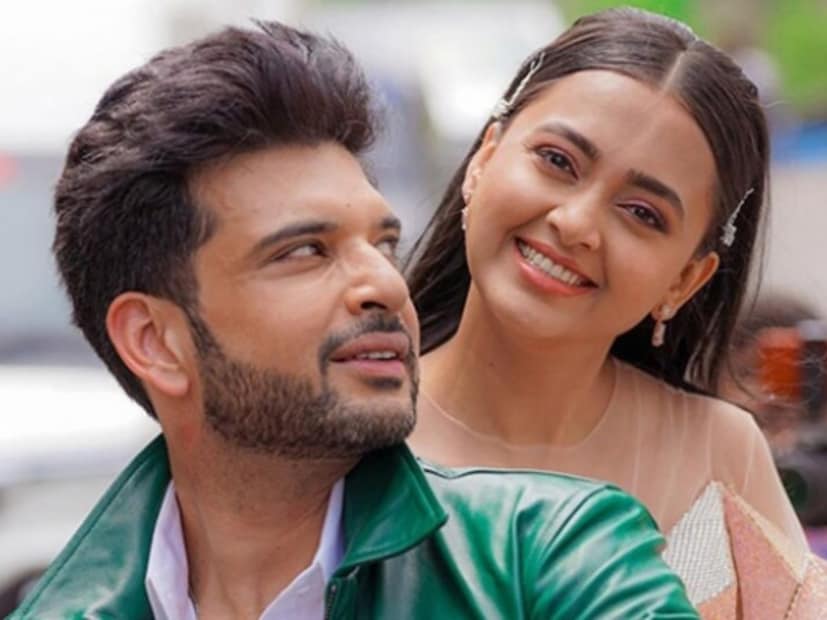  करण कुंद्रा आणि तेजस्वी प्रकाश दोघेही सोशल मीडियावर चांगलेच सक्रीय आहेत. सोशल मीडियाच्या माध्यमातून चाहत्यांच्या संपर्कात राहण्याचा प्रयत्न करतात. आता त्यांच्या सुखद वार्तेने चाहतेदेखील सुखावले आहेत. लाडक्या जोडीवर चाहते अभिनंदनाचा वर्षाव करत आहेत.