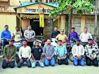 रिलसाठी 150-200 बाईकची रॅली, रिलस्टारची मस्ती पोलिसांनी जागेवरच उतरवली! रिलसाठी 150-200 बाईकची रॅली, रिलस्टारची मस्ती पोलिसांनी जागेवरच उतरवली!