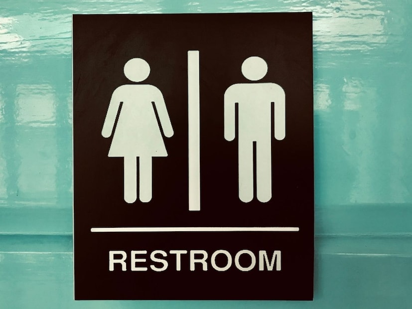 रेस्टरूम म्हणजे विश्रांती घेण्याची जागा. 1900 च्या दशकात अमेरिकेतील लोकांना टॉयलेट हा शब्द बोलायला लाज वाटत होती. म्हणून दुकानदारांनी रेस्टरूम असं लिहिलं, म्हणजे विश्रांती घ्या. त्यामुळे मॉल, रेस्टॉरंट्स आणि थिएटरमध्ये अजूनही रेस्टरूम वापरला जातो.