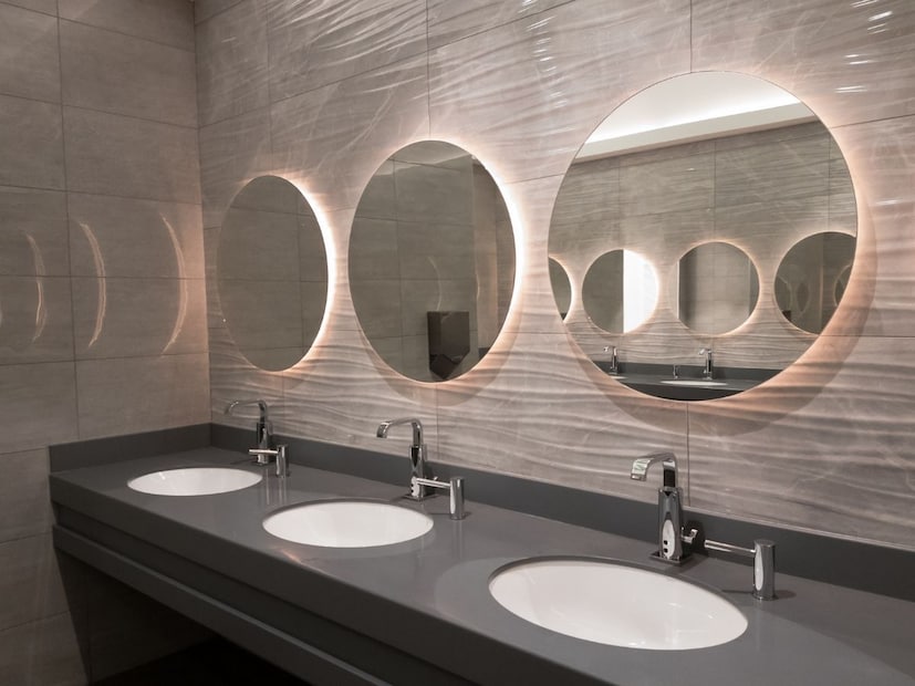 वॉशरूम म्हणजे जिथं फक्त हात आणि चेहरा धुण्यासाठी जागा आहे. ऑफिस, शाळा आणि कारखान्यात वॉशरूम हा शब्द अनेकदा वापरला जातो कारण तिथे बाथटब नसतात, फक्त बेसिन आणि शौचालयं असतात.