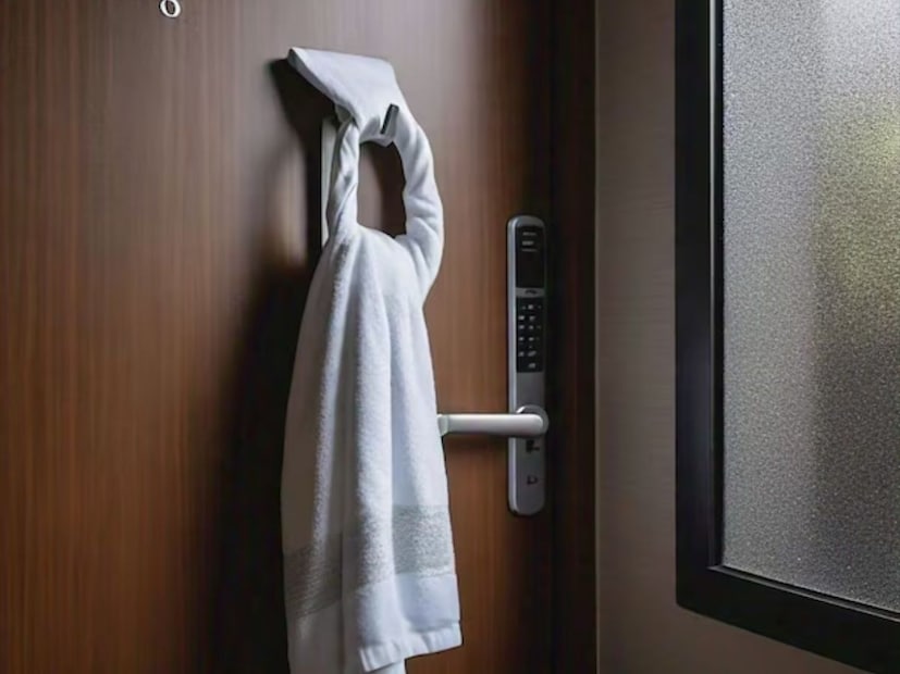 यामुळे दरवाजा खूप घट्ट होईल आणि ढकलूनही ते सहजासहजी उघडणार नाही. ते उघडण्यासाठी तुम्हाला अधिक शक्ती वापरावी लागेल आणि तेवढ्यात तुम्ही जागे व्हाल आणि तुम्ही आवश्यक प्रक्रिया करू शकता, असं ती म्हणाली.