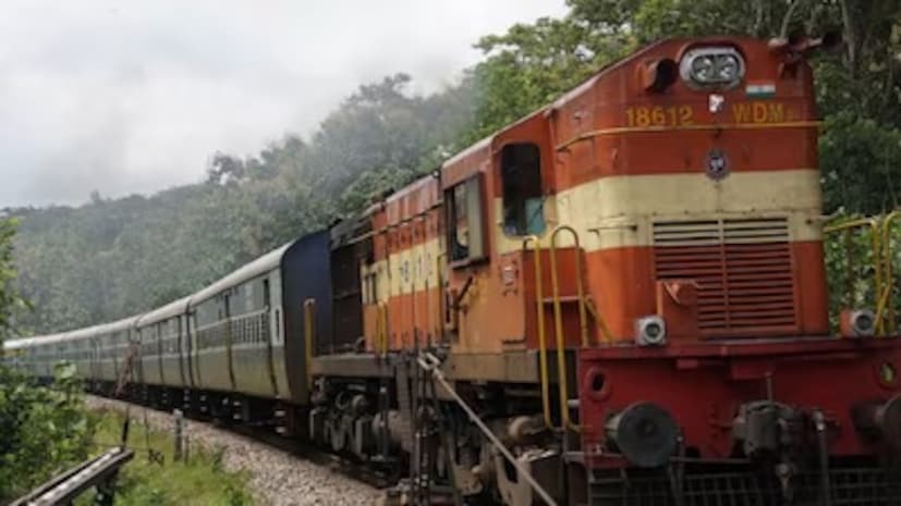 या नव्या नियमानुसार, आता शताब्दी एक्स्प्रेसचे तात्काळ तिकीट बुक करताना प्रवाशांना वन टाईम पासवर्ड देणं आवश्यक असणार आहे. तुमचं आधार कार्डशी लिंक असलेल्या नंबरवरच हा OTP येईल. तिकीट प्रणाली आपोआप एक पासवर्ड तयार करेल आणि तो ओटीपी प्रवाशाने बुकिंगच्या वेळी दिलेल्या मोबाईल क्रमांकावर पाठवला जाईल. हा ओटीपी यशस्वीरित्या प्रमाणित झाल्यानंतरच प्रवाशाला तिकीट जारी केले जाईल.