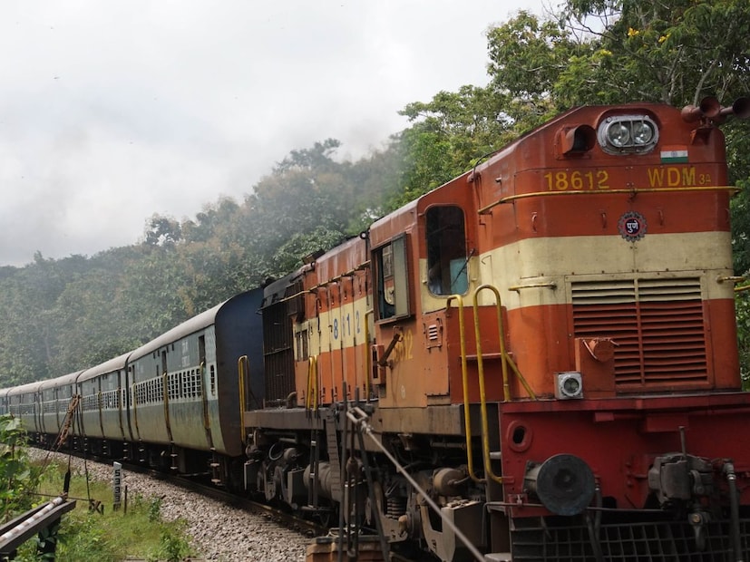 या निर्णयाचा फायदा काय?प्रवास निश्चित होण्याची शक्यता वाढेल.
ट्रेनमधील गर्दी कमी होईल.
प्रवाशांचा अनुभव अधिक सोयीस्कर आणि सुरक्षित बनेल.
पीक सीझनमध्ये (उदा. दिवाळी, छठ) होणारी अफरातफर कमी होईल.