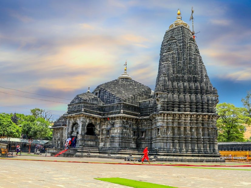  बारा ज्योतिर्लिंगांपैकी एक असलेले त्र्यंबकेश्वर हे केवळ धार्मिक स्थळ नसून निसर्गरम्य डोंगर आणि हिरवीगार वनराई यासाठीही प्रसिद्ध आहे. येथील ब्रह्मगिरी पर्वताची भव्यता आणि आजूबाजूचे शांत वातावरण मन मोहून टाकते. हे ठिकाण नाशिकपासून सुमारे 30 किमी अंतरावर आहे.