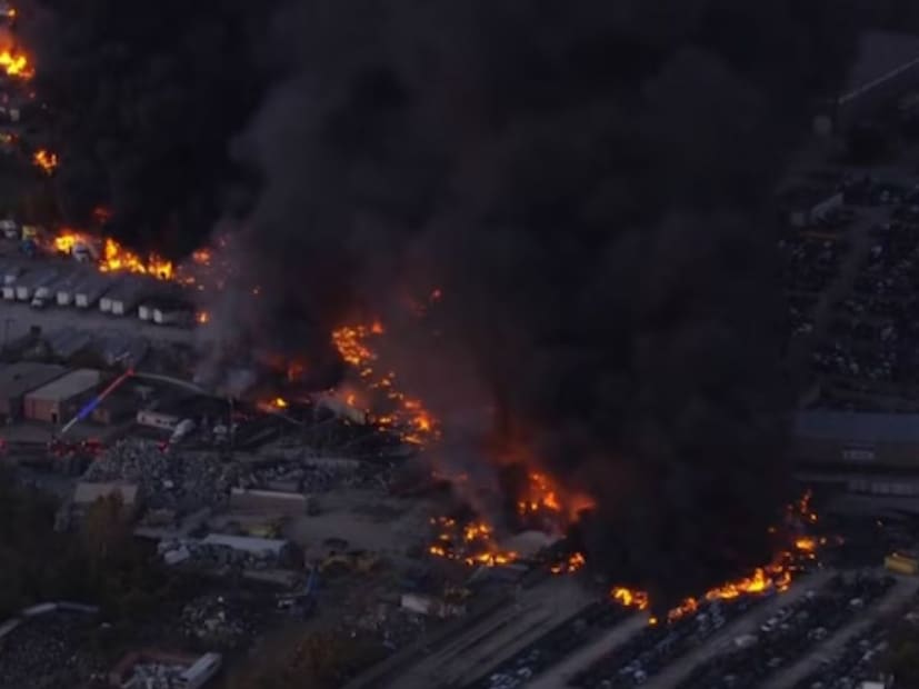 मंगळवारी संध्याकाळी अमेरिकेतील लुईसव्हिल मोहम्मद अली आंतरराष्ट्रीय विमानतळाजवळ एक यूपीएस मालवाहू विमान कोसळले. स्थानिक वेळेनुसार संध्याकाळी ५:१५ वाजता ही दुर्घटना घडली. फेडरल एव्हिएशन अॅडमिनिस्ट्रेशन (एफएए) नुसार, विमानाने नियंत्रण गमावले आणि उड्डाणानंतर काही मिनिटांतच ते कोसळले. मंगळवारी संध्याकाळी अमेरिकेतील लुईसव्हिल मोहम्मद अली आंतरराष्ट्रीय विमानतळाजवळ एक यूपीएस मालवाहू विमान कोसळले. स्थानिक वेळेनुसार संध्याकाळी ५:१५ वाजता ही दुर्घटना घडली. फेडरल एव्हिएशन अॅडमिनिस्ट्रेशन (एफएए) नुसार, विमानाने नियंत्रण गमावले आणि उड्डाणानंतर काही मिनिटांतच ते कोसळले.