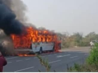 नागपूर - उमरेड रोडवर र धावत्या ट्रॅव्हल्सला आग,काही मिनिटात बस जळून खाक