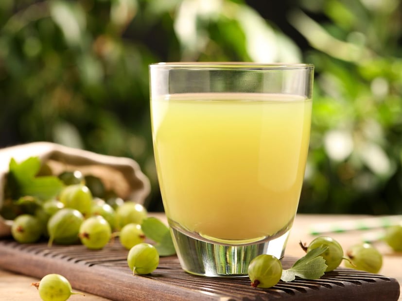 आवळ्याचे नियमित सेवन केल्याने केस सुंदर होतात. तुम्ही आवळ्याचा रस नियमितपणे प्यायलात तर तुमचे केस नैसर्गिकरित्या चमकतील. त्यामुळे चमकही वाढते. तुम्ही घरी आवळ्याचा रस सहज बनवू शकता. आवळ्यामध्ये असलेले गुणधर्म केसांना अनेक प्रकारे पोषण देतात.