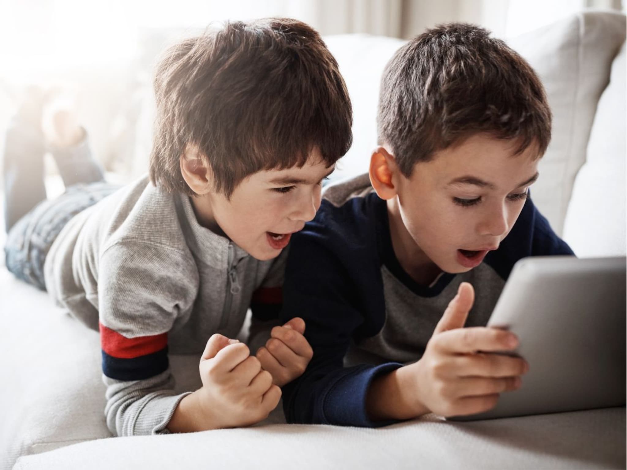 Parenting Tips : नकळत मुलांच्या दिवसातला मोठा वेळ जातो स्क्रीनवर; या पद्धतीने वेळीच घाला सवयीला आवर