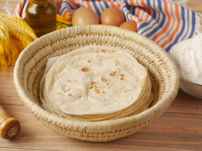 प्रत्येक धान्याच्या भाकरीची निवड ही व्यक्तीच्या शारीरिक स्थिती आणि हवामानावर अवलंबून असते. उदाहरणार्थ, बाजरी थंडीत चांगली, तर ज्वारी आणि नाचणी मधुमेह असलेल्यांसाठी उत्तम आहेत. नाचणीच्या भाकरीचे सेवन प्रामुख्याने सकाळी नाश्त्यात आणि दुपारच्या जेवणात करणे अधिक योग्य ठरते. कोणताही आहार घेताना संतुलन राखणे सर्वात महत्त्वाचे असते.