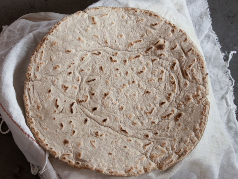 ज्वारीची भाकरी : ज्वारीची भाकरीही आता सर्वत्र खाल्ली जाते. ज्वारीमध्ये ग्लूटेन नसल्यामुळे ती अधिक पौष्टिक बनते. यात कॅलरी देखील कमी असतात, ज्यामुळे वजन नियंत्रित ठेवण्यास मदत होते. मधुमेह असलेल्या रुग्णांसाठी ज्वारीची भाकरी विशेषतः फायदेशीर मानली जाते. ज्वारीची भाकरी तुम्ही दुपारच्या किंवा रात्रीच्या जेवणात समाविष्ट करू शकता.