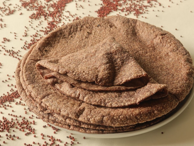 नाचणीची भाकरी : नाचणीची भाकरी पित्त दोष संतुलित करणारी मानली जाते. शरीरात पित्त दोषाची वाढ झाली असेल तर नाचणीची भाकरी खाणे उपयुक्त ठरते. नाचणीमध्ये भरपूर प्रमाणात कॅल्शियम, फायबर आणि अँटिऑक्सिडंट्स असतात. ही पचायला देखील हलकी असते. नाचणीची भाकरी खाल्ल्याने हाडे मजबूत होतात आणि रोगप्रतिकारशक्ती वाढण्यास मदत होते.