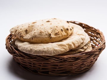 वजनासह संपूर्ण आरोग्य जपण्यासाठी काय जास्त फायदेशीर, गहू-ज्वारी की इतर मिलेट्स? वजनासह संपूर्ण आरोग्य जपण्यासाठी काय जास्त फायदेशीर, गहू-ज्वारी की इतर मिलेट्स?