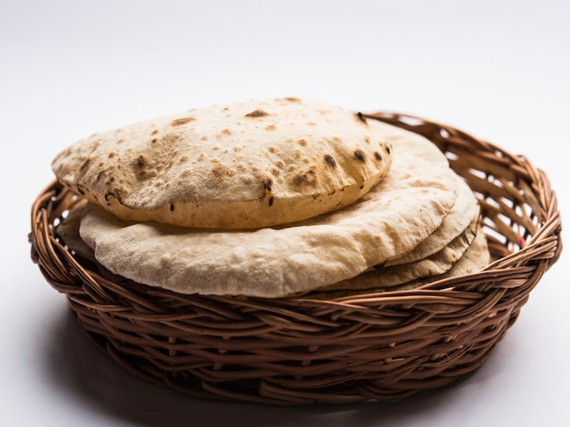 गव्हाची चपाती : गव्हाची चपाती भारतातील बहुतांश भागांमध्ये खाल्ली जाते. गव्हाच्या चपातीमध्ये कार्बोहायड्रेट्स, व्हिटॅमिन बी आणि खनिजे असतात, जे शरीराला ऊर्जा देतात. मात्र गव्हाच्या चपातीचे जास्त सेवन केल्यास वजन वाढू शकते. तसेच यात कार्बोहायड्रेट्सचे प्रमाण जास्त असल्याने, मधुमेह आणि थायरॉईडच्या रुग्णांनी गव्हाच्या पिठात इतर धान्ये मिसळून खाणे योग्य ठरते. गव्हाच्या चपातीचे सेवन सकाळ आणि दुपारच्या जेवणात केले जाऊ शकते, पण रात्री खाणे टाळावे. कारण ती पचायला जड असते. गव्हाची चपाती : गव्हाची चपाती भारतातील बहुतांश भागांमध्ये खाल्ली जाते. गव्हाच्या चपातीमध्ये कार्बोहायड्रेट्स, व्हिटॅमिन बी आणि खनिजे असतात, जे शरीराला ऊर्जा देतात. मात्र गव्हाच्या चपातीचे जास्त सेवन केल्यास वजन वाढू शकते. तसेच यात कार्बोहायड्रेट्सचे प्रमाण जास्त असल्याने, मधुमेह आणि थायरॉईडच्या रुग्णांनी गव्हाच्या पिठात इतर धान्ये मिसळून खाणे योग्य ठरते. गव्हाच्या चपातीचे सेवन सकाळ आणि दुपारच्या जेवणात केले जाऊ शकते, पण रात्री खाणे टाळावे. कारण ती पचायला जड असते.