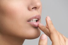 Lips Care Tips : कोरड्या ओठांना जिभेने स्पर्श करणे टाळा, त्वचारोगतज्ज्ञांनी दिला 'या' गंभीर समस्येचा इशारा..
