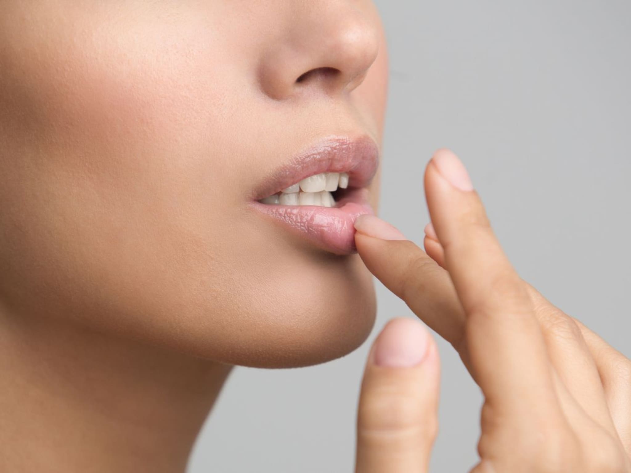 Lips Care Tips : कोरड्या ओठांना जिभेने स्पर्श करणे टाळा, त्वचारोगतज्ज्ञांनी दिला 'या' गंभीर समस्येचा इशारा..
