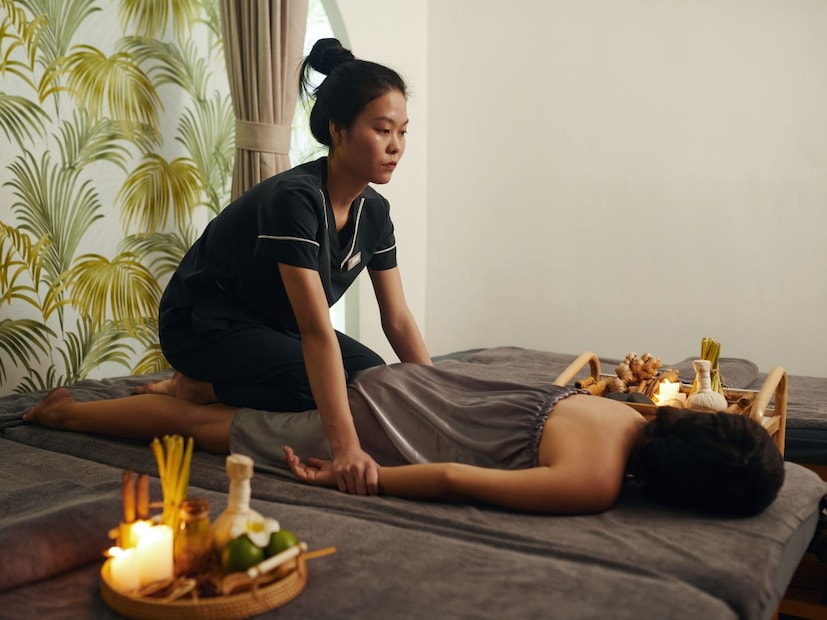 थाय मसाजमध्ये तेलाने मालिश केली जात नाही. त्याऐवजी, थेरपिस्ट योगासने आणि स्ट्रेचिंगच्या माध्यमातून शरीराच्या प्रेशर पॉईंट्सवर अशा प्रकारे मालिश करतात की, तुमच्या सर्व स्नायूंना आराम मिळतो आणि थकवा मिनिटांत दूर होतो.