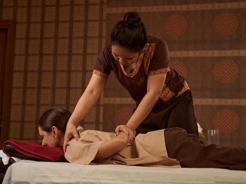 थाय मसाजची सुरुवात भगवान महावीर बुद्ध यांचे वैद्यकीय चिकित्सक 'शिवगो कोमरपाज' यांनी केली होती, असे मानले जाते. त्या वेळी हा मसाज शरीरावर वेगळ्या पद्धतीने केला जात होता आणि कालांतराने यात अनेक बदल झाले आहेत.