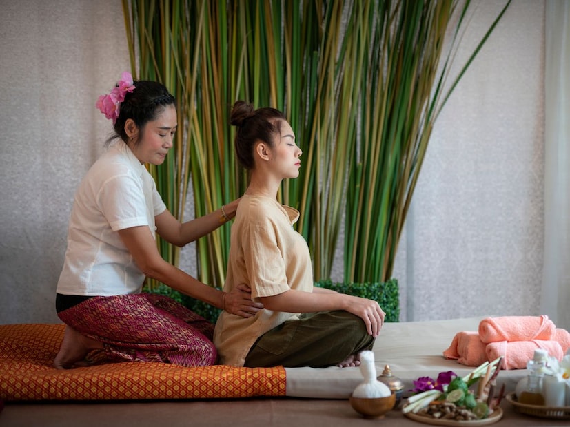 थाय मसाजचे खास फायदे : थाय मसाजमुळे शरीरात ऊर्जा येते, यामुळे शुगर लेव्हल आणि रक्तदाब नियंत्रणात राहतो. यामुळे शारीरिक आरामासोबतच मानसिक आरामही मिळतो.