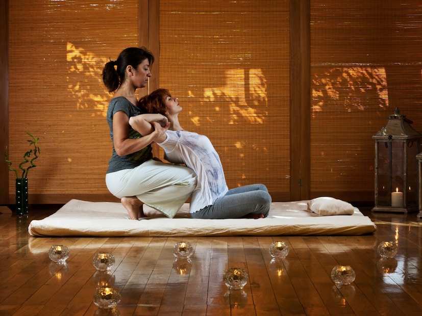 एवढा काळ लोटला तरी थाय मसाज करण्याची पद्धत आजही पारंपरिक आहे. थाय मसाज शरीर आणि मन, या दोघांनाही एकाच वेळी संतुलित करू शकतो, असे मानले जाते.