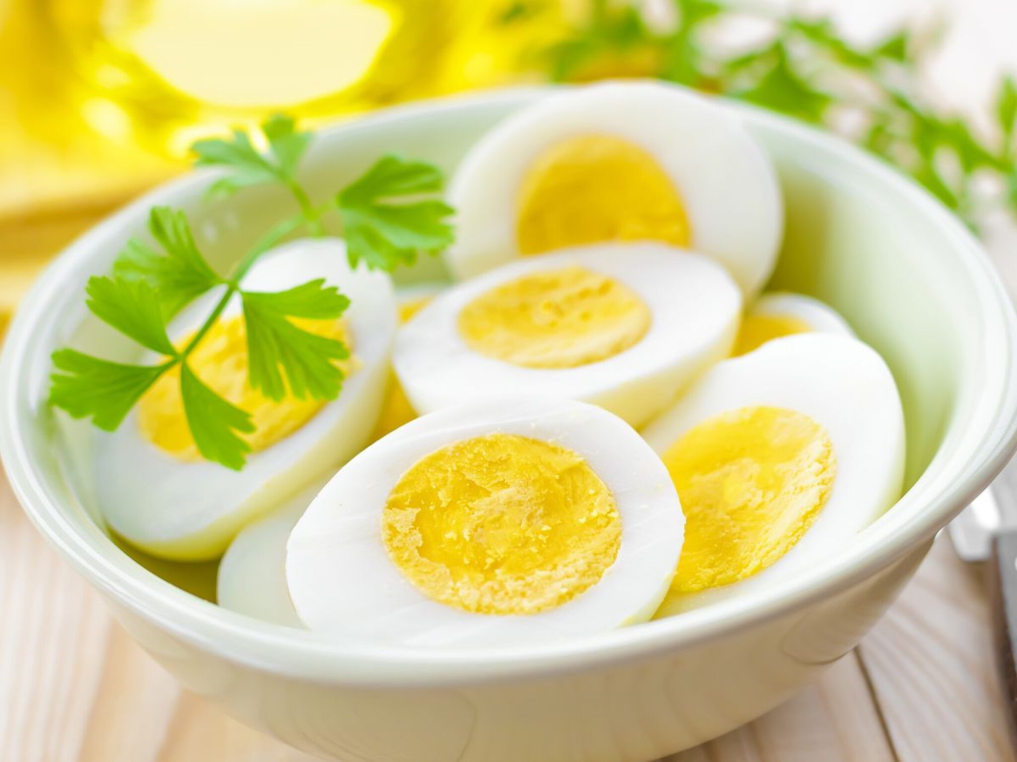 Eggs : हिवाळा आहे म्हणून जास्त अंडी खाऊ नका, वाचा जास्त अंडी खाल्ल्यानं कसं होतं नुकसान