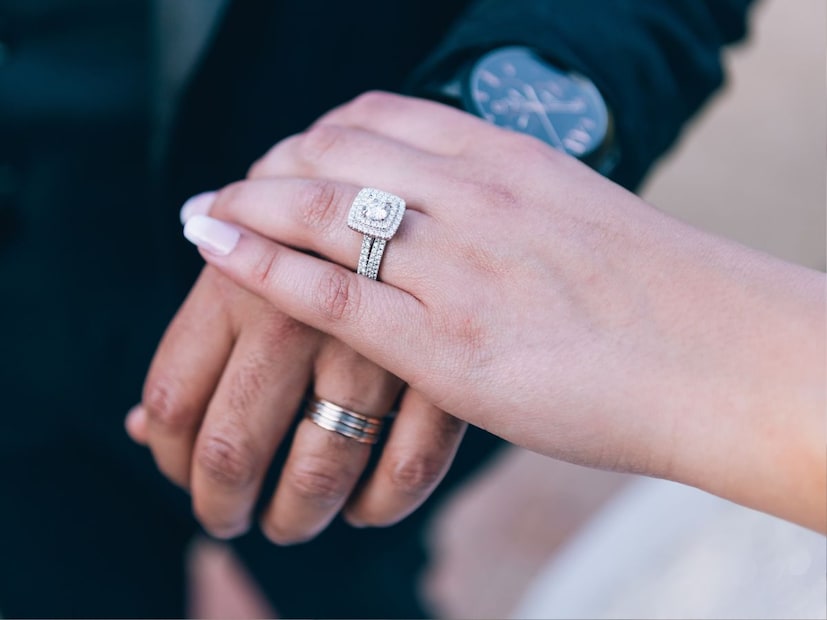 डायमंड सॉलिटेअर अंगठ्या आजकाल सर्वत्र लोकप्रिय आहेत. मध्यभागी एक मोठा हिरा बसवला जातो, जो प्रकाश पडल्यावर सुंदरपणे चमकतो. या अंगठ्या भव्यता आणि राजेशाही दोन्ही दाखवतात. ज्यांना अधिक मिनिमलिस्ट डिझाइन आवडते त्यांच्यासाठी, लहान हिऱ्यांसह पातळ बँडच्या अंगठ्या परिपूर्ण आहेत. त्या साध्या पण उत्कृष्ट आहेत आणि कोणत्याही पोशाखाला पूरक आहेत.