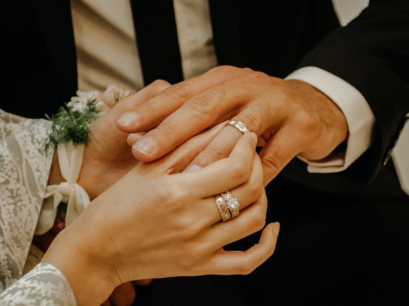 हल्ली बाजारात अनेक अनोखे आणि ट्रेंडिंग डिझाइन उपलब्ध आहेत. या अंगठ्या केवळ स्टायलिश दिसत नाहीत तर तुमचा लूक देखील वाढवतात. तुम्हाला क्लासिक किंवा मॉडर्न टच आवडला तरी, प्रत्येक व्यक्तिमत्त्वासाठी हल्ली काहीतरी खास मिळतेच.