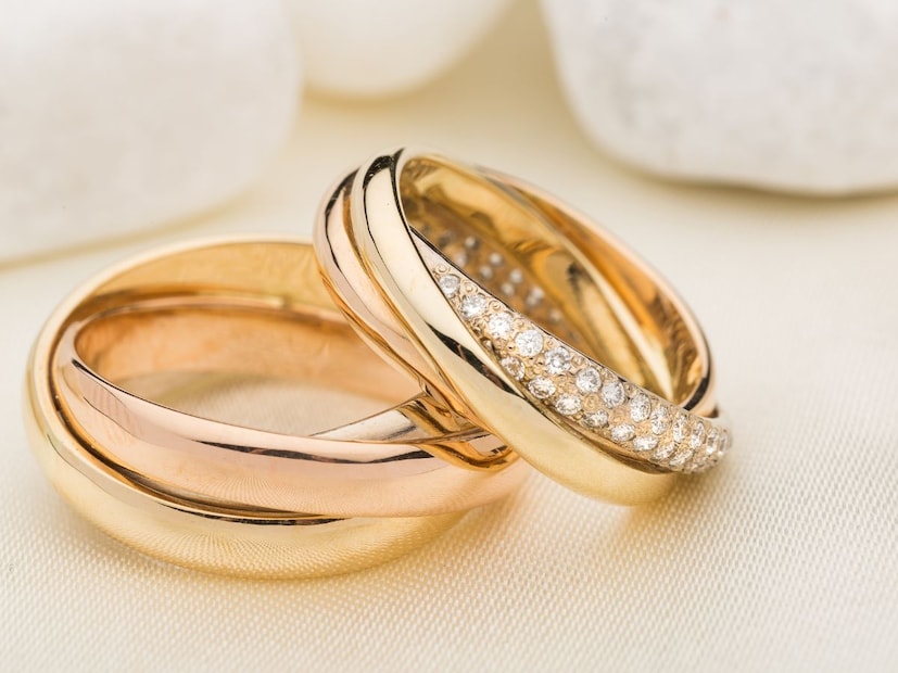 शेवटी, अंगठी निवडताना लक्षात ठेवा की ती तुमच्या हाताच्या आकाराला आणि त्वचेच्या टोनला अनुकूल आहे की नाही. तुमची बोटं लांब असतील तर रुंद बँडच्या अंगठ्या सुंदर दिसतील. पातळ आणि गोंडस डिझाइन बारीक बोटांसाठी योग्य असतील. जर तुमच्या लग्नाची किंवा साखरपुड्याची तारीख निश्चित झाली असेल, तर आता तुमच्या स्वप्नातील अंगठी निवडण्याची वेळ आली आहे.