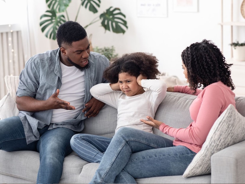 तुमच्या मुलांच्या रागाचे कारण समजून घ्या : मुले विनाकारण रागावत नाहीत. कधीकधी त्यांना भूक लागते, कधीकधी त्यांना पुरेशी झोप झालेली नसते किंवा त्यांना एखाद्या गोष्टीबद्दल भीती किंवा असुरक्षित वाटते. पालकांनी प्रथम त्यांचे मूल का नाराज आहे हे समजून घेतले पाहिजे. जेव्हा त्यांना कारण समजते तेव्हाच ते योग्य उपाय शोधू शकतात.