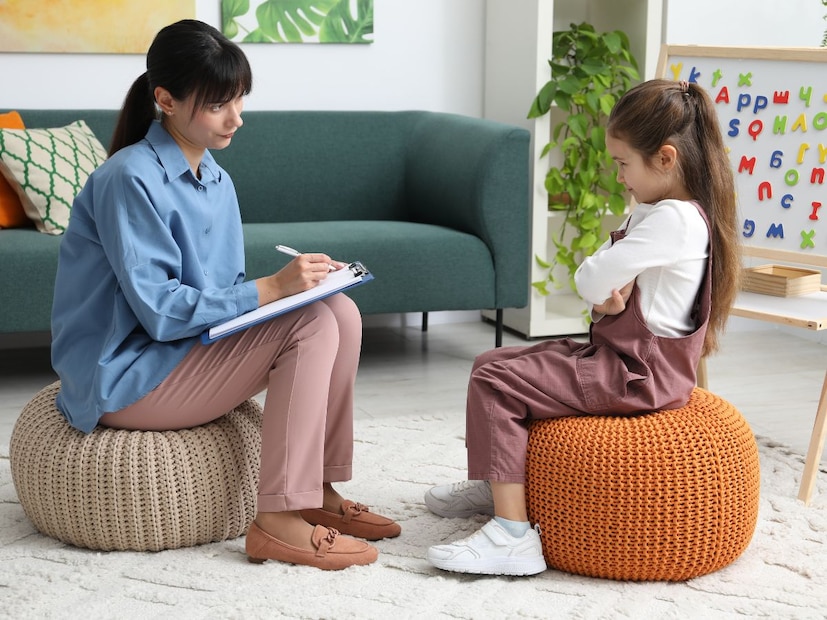 रागाच्या वेळी शांत राहा : जेव्हा मूल रागावते तेव्हा पालकांनी स्वतःच्या रागावर नियंत्रण ठेवावे. तुम्हालाही राग आला तर परिस्थिती बिघडू शकते. जेव्हा मूल रागावते तेव्हा त्यांना प्रेमाने सांगा, 