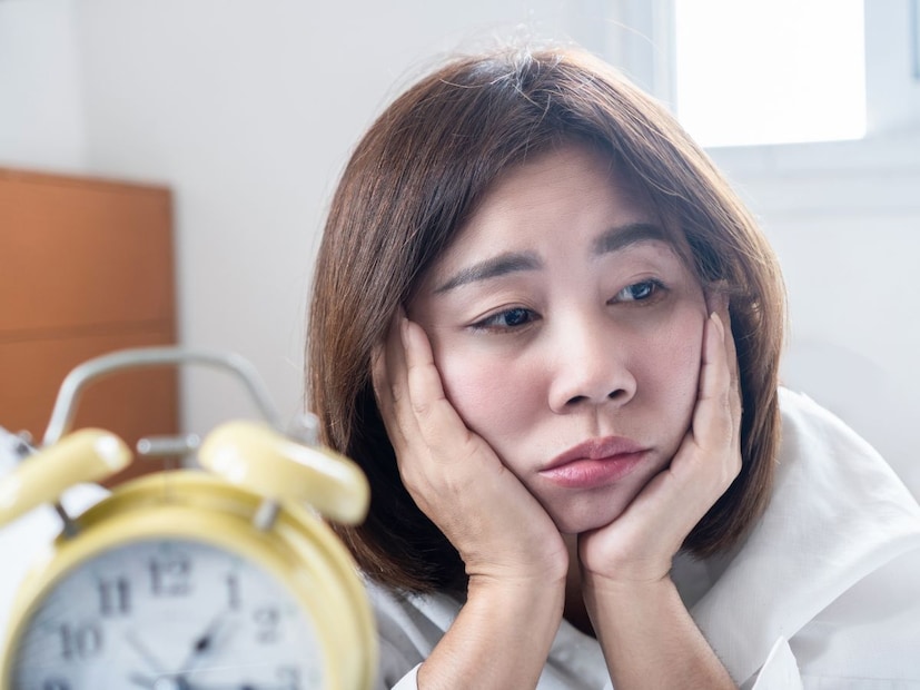 कमी सूर्यप्रकाशामुळे सेरोटोनिन, जे हार्मोन आपल्याला आनंदी ठेवण्याचे काम करते, त्याचे प्रमाण घटते. परिणामी व्यक्ती उदासीन, चिडचिडी किंवा सुस्त राहू शकते.