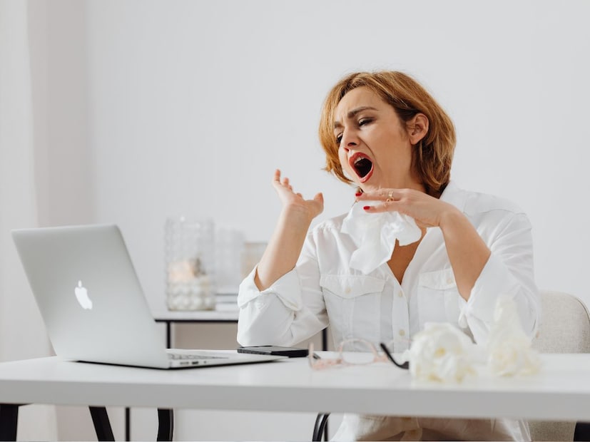 संतुलित आहार आणि हायड्रेशनदेखील महत्त्वाचे असते. थंडीत जड आणि कार्बोहायड्रेटयुक्त आहार घेण्याऐवजी ओट्स, डाळी, अंडी आणि हिरव्या भाज्या खा. पाण्याची कमतरता देखील थकवा वाढवते, म्हणून पुरेसे पाणी प्या. मासे, अंडी आणि दुग्धजन्य पदार्थ आहारातून व्हिटॅमिन डी मिळवण्यास मदत करतात.