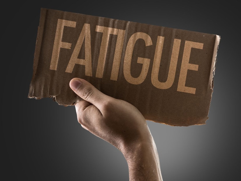 यावर सर्वात उत्तम उपाय म्हणजे सूर्यप्रकाशात वेळ घालवणे. सकाळी लवकर उठून काही वेळ सूर्यप्रकाशात घालवा. यामुळे शरीराची जैविक घड्याळ संतुलित राहते आणि व्हिटॅमिन डी मिळते.