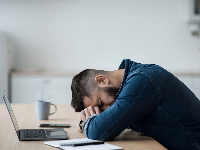 सक्रिय जीवनशैली राखणे फायदेशीर ठरू शकते. दररोज हलका व्यायाम करा. यामुळे रक्त परिसंचरण सुधारते आणि मूड चांगला राहतो. तसेच संगीत ऐकणे मूड सुधारण्यास मदत करते.