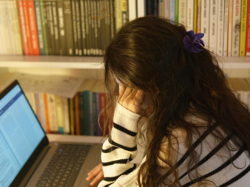 लांब रात्र आणि कमी नैसर्गिक प्रकाशामुळे शरीराची जैविक घड्याळ गोंधळते. लवकर झोप येऊनही गहन झोप न मिळाल्याने दिवसभर थकवा जाणवतो. खोलीचे तापमान खूप गरम किंवा खूप थंड असल्यास झोपेत अडथळा येतो.