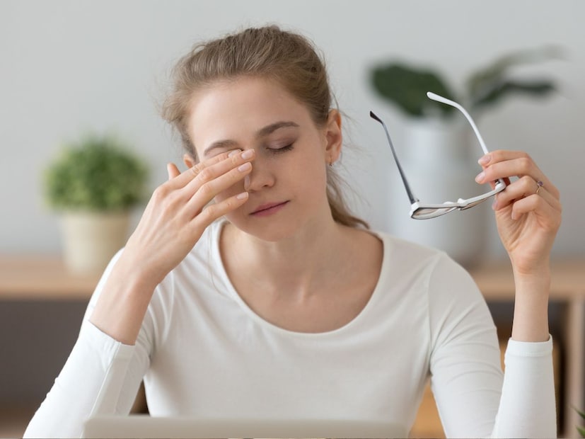 या काळात झोपेचे नियम पाळणंही आवश्यक आहे. रात्री झोपण्यासाठी खोली थंड, शांत आणि अंधारी ठेवा. रोज निश्चित वेळेवर झोपणे आणि उठणे यामुळे शरीराचे संतुलन टिकून राहते.