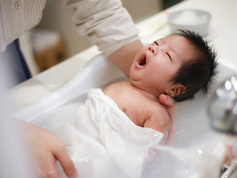 सर्दी आणि खोकल्यासाठी काय करावे? : प्रथम हे समजून घेणे महत्त्वाचे आहे की, आंघोळ करणे म्हणजे फक्त पाणी ओतणे नाही, तर बाळाचे शरीर स्वच्छ आणि आरामदायी ठेवणे. हिवाळ्यात रोज आंघोळ करणे आवश्यक नाही, परंतु स्वच्छता राखणे आवश्यक आहे. जर तुमच्या बाळाला सर्दी किंवा सौम्य ताप असेल, तर संपूर्ण शरीरावर पाणी ओतण्याऐवजी त्यांना कोमट पाण्याने स्पंज बाथ देणे चांगले. यामुळे बाळ स्वच्छ राहते आणि त्यांना थंडी जाणवण्यापासून रोखले जाते.