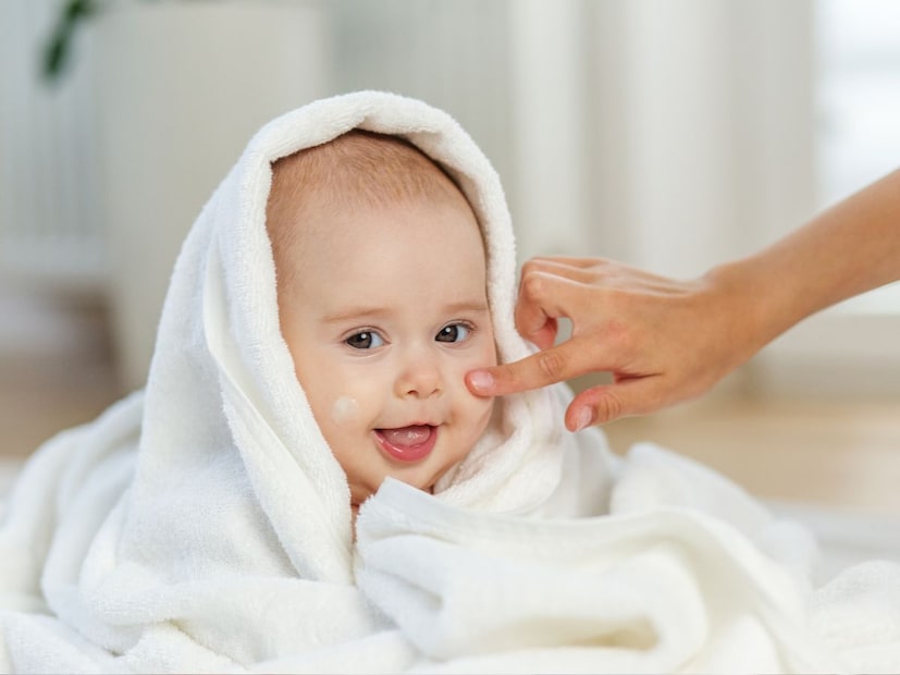 साबण : साबण निवडताना ते बाळासाठी अनुकूल आहे याची खात्री करा, त्यात ग्लिसरीन आहे आणि सौम्य सुगंध आहे. तीव्र किंवा रासायनिक साबण बाळाच्या नाजूक त्वचेला त्रास देऊ शकतात. बाळाची त्वचा संवेदनशील असेल तर बेबी बाथ जेल वापरा.