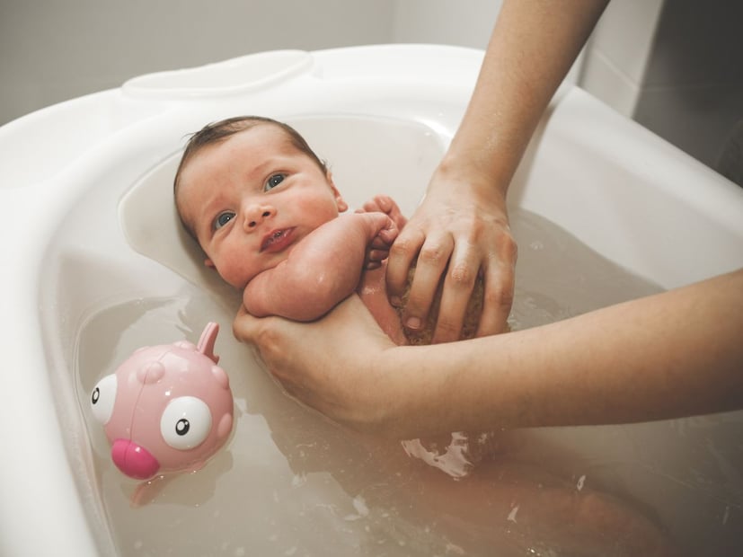 पालकांचा गोंधळ : पालकांना अनेकदा असा प्रश्न पडतो की, त्यांच्या बाळाला थंडीत आंघोळ घालावी की नाही. काहींचा असा विश्वास आहे की, थंडीत आंघोळ केल्याने सर्दी वाढते. तर काही लोकांना से वाटते की, आंघोळ केल्याने शरीर स्वच्छ राहते आणि खोकला कमी होतो. या गोंधळामुळे मुलांच्या काळजीबाबत अनेकदा चुकीचे निर्णय घेतले जातात.