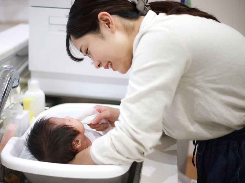 तापमानाची विशेष काळजी घ्या : आंघोळ करताना पाण्याचे तापमान खूप महत्वाचे आहे. ते खूप गरम किंवा खूप थंड नसावे. ते आरामदायी वाटते की नाही हे तपासण्यासाठी तुमच्या हाताने पाणी स्पर्श करा. तुमच्या बाळासाठी तापमान योग्य असेल, तर बाळाला जास्त वेळ पाण्यात ठेवू नका. संपूर्ण आंघोळीची प्रक्रिया 5 ते 7 मिनिटांत पूर्ण करण्याचा प्रयत्न करा.