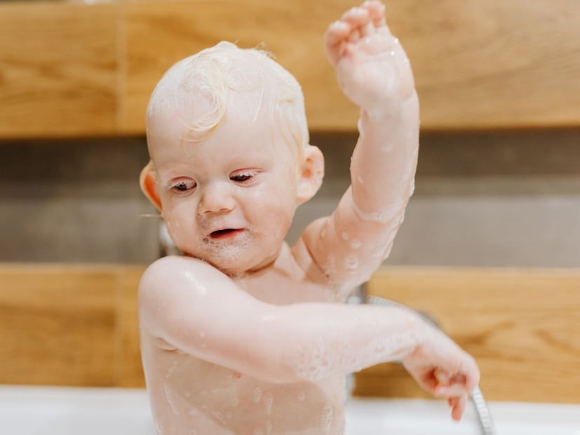 आंघोळीपूर्वी खोलीचे तापमान सामान्य ठेवा. थंड हवा आत येऊ नये म्हणून खिडक्या किंवा पंखा बंद ठेवा. प्रथम बाळाचे डोके आणि छाती हळूवारपणे स्वच्छ करा. नंतर मान, काख आणि कंबर स्वच्छ करा. हे भाग लवकर घाण होतात आणि ओलावा जळजळ किंवा पुरळ निर्माण करू शकतो.