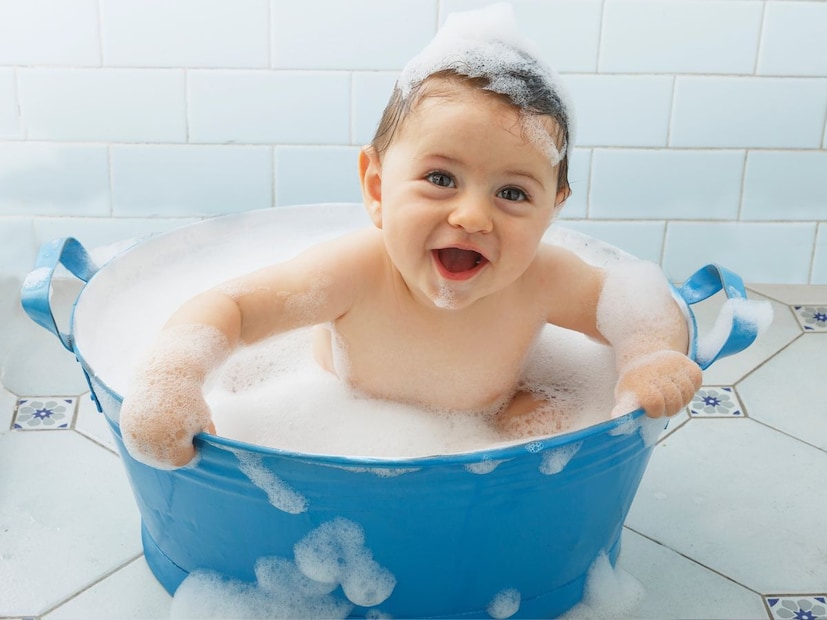 आंघोळीनंतर लगेच तुमच्या बाळाला कपडे घालू नका. बाळाला सामान्य तापमानात परत येण्यासाठी 2-3 मिनिटे द्या. नंतर बाळाला मऊ सुती कपडे घाला आणि त्याच्या डोक्यावर हलकी टोपी घाला. हिवाळ्यात तुमच्या बाळाला आंघोळ घालण्याची सर्वोत्तम वेळ सकाळी 11 ते दुपारी 1 दरम्यान असते, जेव्हा तापमान थोडे जास्त असते. संध्याकाळी किंवा रात्री आंघोळ करणे टाळा. लक्षात ठेवा, तुमच्या बाळाची स्वच्छता आणि आराम हे आंघोळीपेक्षा जास्त महत्त्वाचे आहे. तुमच्या बाळाचे अंग नियमितपणे कोमट पाण्याने पुसा आणि उबदार कपड्यांमध्ये गुंडाळा, यामुळे संपूर्ण हिवाळ्यात निरोगी आणि आनंदी राहील.