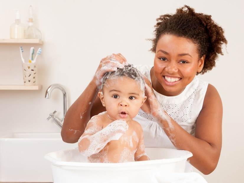 आंघोळीनंतर काय करावे : आंघोळीनंतर बाळाला ताबडतोब मऊ टॉवेलने पुसून टाका. मान, काख आणि कानाच्या मागच्या भागांवर विशेष लक्ष द्या. कारण हे भाग बहुतेकदा ओले राहतात आणि थंडीचा त्याच्यावर परिणाम होऊ लागतो. त्यानंतर तुमच्या बाळाच्या त्वचेवर हळूवारपणे मॉइश्चरायझर किंवा बेबी ऑइल लावा. हिवाळा त्वचा कोरडी करू शकतो, म्हणून ओलावा राखणे अत्यंत महत्वाचे आहे.